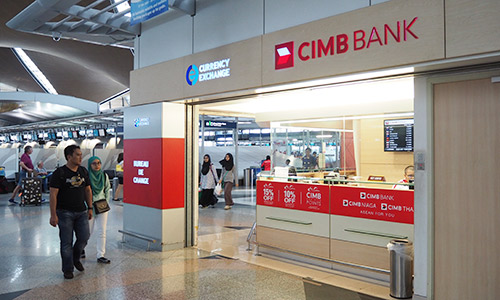 日本からマレーシアに向かって到着した空港で両替する場合、銀行や金融機関の両替カウンターが土・日曜、祝祭日関係なく営業しています。