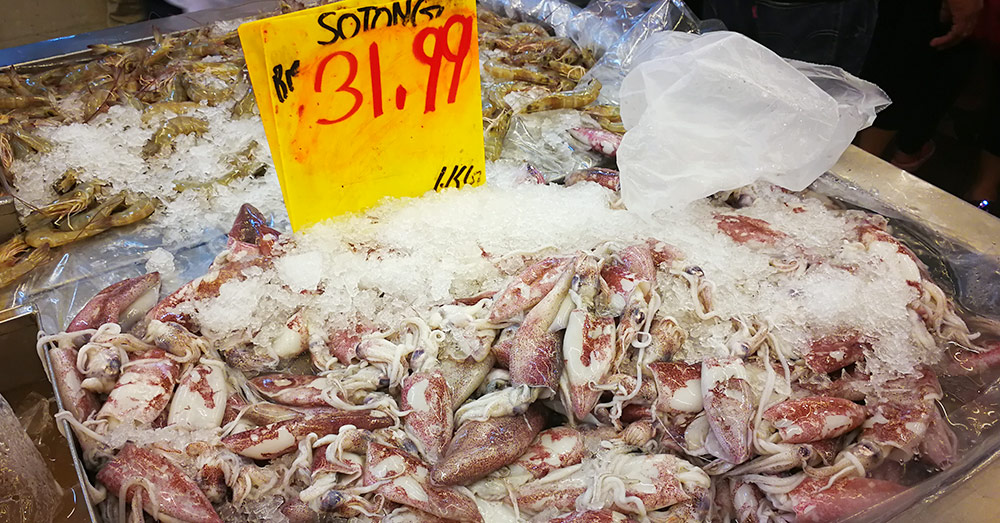 マレー語で Sotong （ソトン）とはイカの総称です。英語では Squid （スクイッド） もしくは Cuttlefish （キャトルフィッシュ）と訳されています。