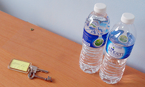 ホテル側で用意している市販のペットボトルの水は1本30円程度