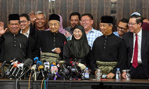 マレーシアの総選挙で勝利したマハティール・モハマド（Tun Dr. Mahathir bin Mohamad, Prime Minister, Malaysia）元首相（92）は5月10日、首都クアラルンプールで首相の就任宣誓式に臨み、選挙で選ばれた世界最高齢の指導者となりました。