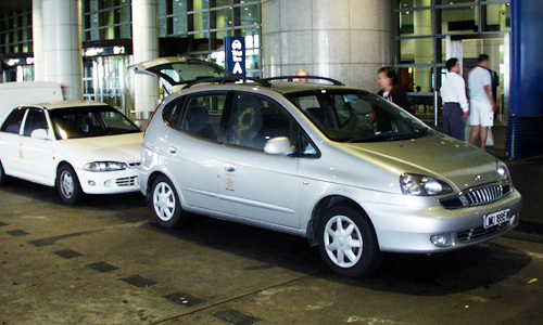バジェット・リムジンにはマレーシア国産車のプロトン・ヴィラが多く利用されていますが、箱形の車も新規投入されています。リムジンとかタクシーのナンバープレートって白地に黒い文字が使われていること気付かれましたか？