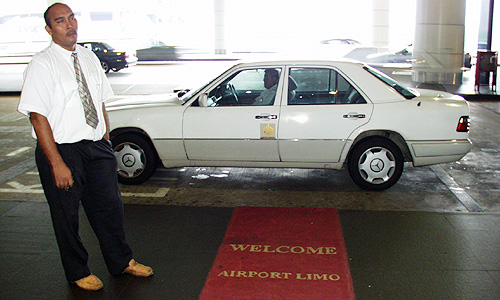 プレミア・リムジンにはメルセデス、マレーシア国産車のプロトン最高級車ペダナが利用されています。乗り場にはゴージャスな赤いカーペットが･･･お客様のステータスをくすぐってくれます