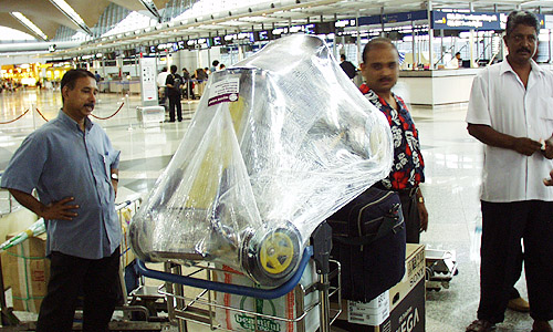 セキュリティ・ラップサービスでしっかり包まれたカート。飛行機で異国へ旅立つ長旅にも耐えられそうな包装ですなぁ