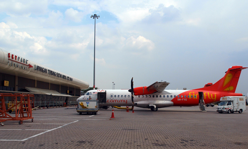 スバン空港（Subang Airport）は、正式名称をスルタン・アブドゥル・アジズ・シャー空港（Sultan Abdul Aziz Shah Airport）と呼び、略して「SZB Airport」と表記されます。