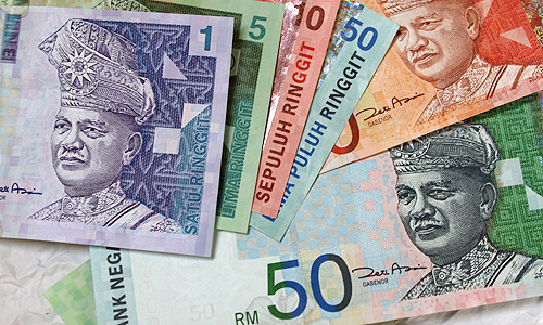マレーシアの国立銀行 BANK NEGARA MALAYSIA （バンク・ネガラ・マレーシア） が発行・管理しています。流通している紙幣は新紙幣および旧紙幣 RM100 ・ 50 ・ 20 ・ 10 ・ 5 ・ 2 ・1 の7種類です。