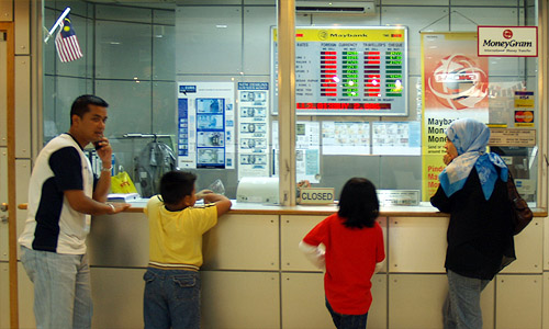 マレーシアの銀行両替カウンター